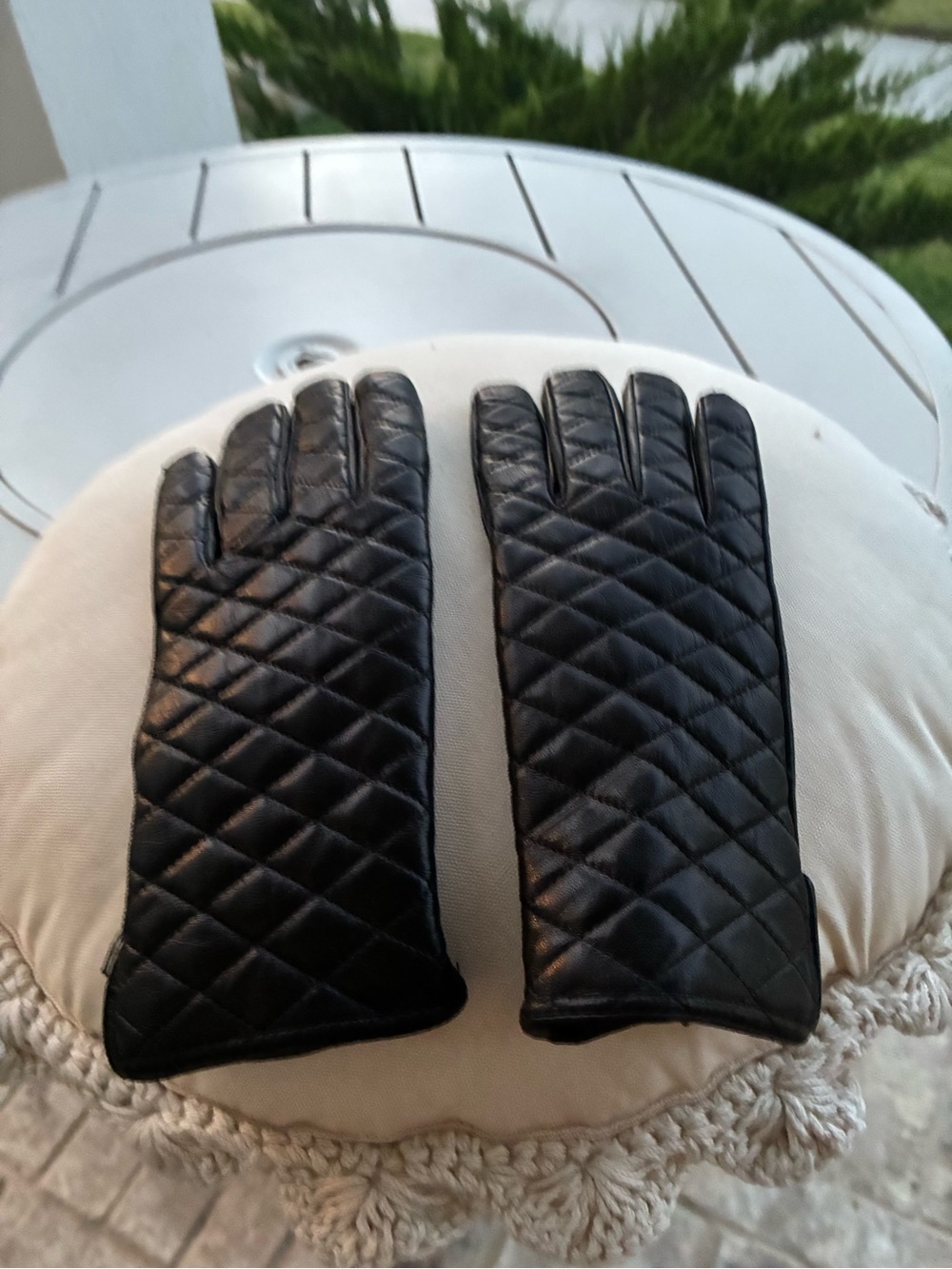 Sermoneta Gloves Black Diamond-Quilted Leather Gloves; Cashmere Lined